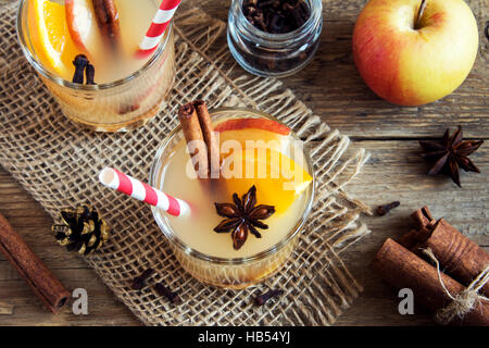 Hot toddy bere (apple orange punch al rum) per le vacanze di Natale ed invernali - Festa di Natale bevande fatte in casa Foto Stock