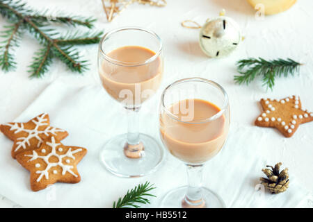 Natale Irish cream liquore al caffè - in casa tradizionale bevanda di festa per il periodo natalizio con pan di zenzero biscotti e decorazioni di Natale Foto Stock