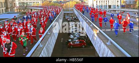 I corridori vestiti da Babbo Natale fanno la loro strada intorno a 5k di corso presso la Radio City Liverpool Santa Dash per raccogliere fondi per la radio della città di contanti per i bambini, Everton nella Comunità e Zoe's Place Baby Ospizio. Foto Stock