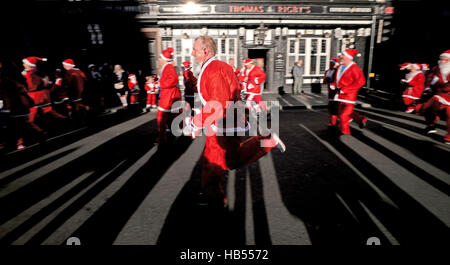 I corridori vestiti da Babbo Natale fanno la loro strada intorno a 5k di corso presso la Radio City Liverpool Santa Dash per raccogliere fondi per la radio della città di contanti per i bambini, Everton nella Comunità e Zoe's Place Baby Ospizio. Foto Stock