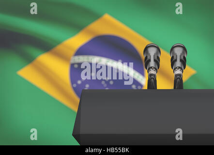 Pulpito e due microfoni con una bandiera su sfondo - Brasile Foto Stock