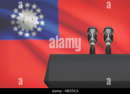Pulpito e due microfoni con una bandiera su sfondo - Birmania Foto Stock