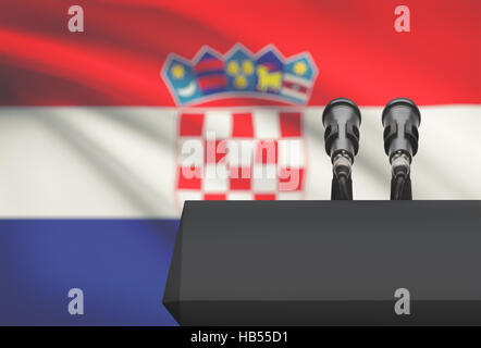 Pulpito e due microfoni con una bandiera su sfondo - Croazia Foto Stock