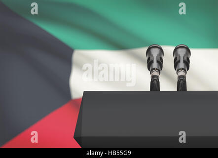 Pulpito e due microfoni con una bandiera su sfondo - Kuwait Foto Stock