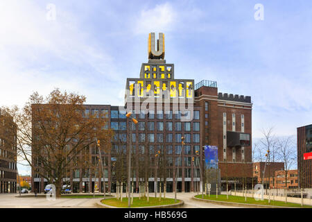 Dortmund U-torre o Dortmunder U, famoso segno sulla sommità del landmark ex birrificio Union, Germania Foto Stock