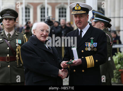 Presidente Michael D. Higgins (sinistra) presenta capo del personale Vice Ammiraglio Mark Mellett con un 1916 Centenario medaglia commemorativa alla cerimonia speciale presso il Castello di Dublino. Foto Stock