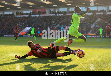 Di Liverpool Sadio Mane (destra) e AFC Bournemouth è Adam Smith (sinistra) battaglia per la palla durante il match di Premier League alla vitalità Stadium, Bournemouth. Foto Stock