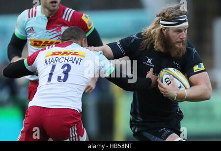 Newcastle Falcons Evan Olmstead ottiene passato arlecchini Joe Marchant durante la Aviva Premiership corrispondono a Kingston Park, Newcastle. Foto Stock