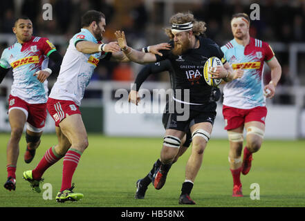 Newcastle Falcons Evan Olmstead spinge fuori arlecchini Jamie Roberts durante la Aviva Premiership corrispondono a Kingston Park, Newcastle. Foto Stock