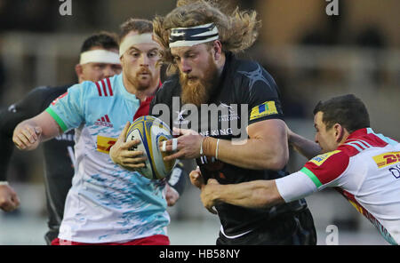 Newcastle Falcons Evan Olmstead spinge fuori arlecchini Karl Dickson (a destra) durante la Aviva Premiership corrispondono a Kingston Park, Newcastle. Foto Stock