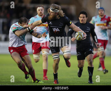 Newcastle Falcons Evan Olmstead spinge fuori arlecchini Jamie Roberts durante la Aviva Premiership corrispondono a Kingston Park, Newcastle. Foto Stock