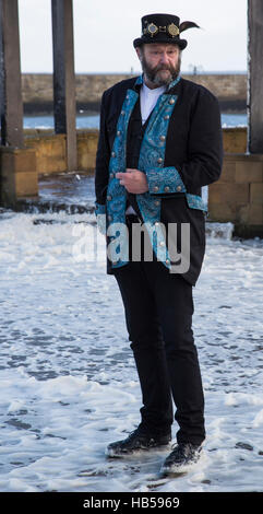 Goth in posa di schiuma di mare a Whitby Foto Stock