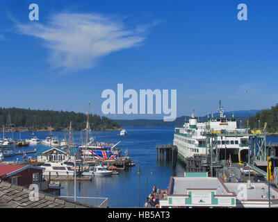 Ferry dock e marina, Friday Harbor, WA Foto Stock