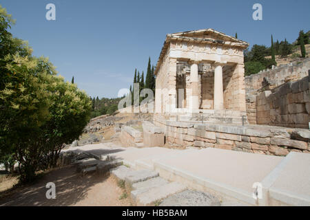 Il sito archeologico di Delfi in Grecia - Il Tesoro Ateniese Foto Stock