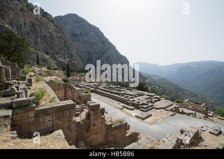 Il sito archeologico di Delfi in Grecia e circondante il paesaggio di montagna Foto Stock