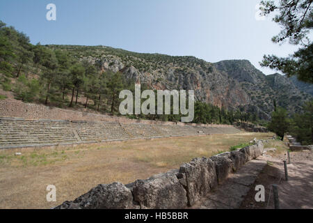 Il sito archeologico di Delfi in Grecia, l'antico stadio dove si svolgevano i Giochi Pitici e Panellenici Foto Stock