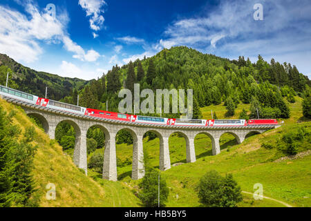 Treno sul viadotto Landwasser della Ferrovia Retica che conduce attraverso Alpi Svizzere vicino a Sankt Moritz Foto Stock