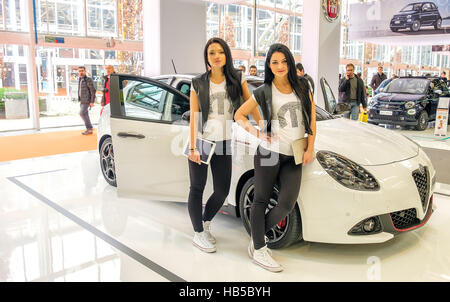 Bologna, Italia, 03 dic. 2016 - Due modelli di Bruna in posa appoggiata ad un bianco Alfa Romeo Giulietta auto in stand Fiat del Motorshow 2016 in Bolog Foto Stock