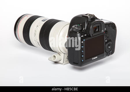 Canon 5D Mark IV con fotocamera Canon EF 70-200 mm f/4 II USM su sfondo bianco Foto Stock