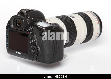 Canon 5D Mark IV con fotocamera Canon EF 70-200 mm f/4 II USM su sfondo bianco Foto Stock