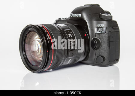 Canon 5D Mark IV con fotocamera Canon EF 24-105 mm f/4 II USM su sfondo bianco Foto Stock