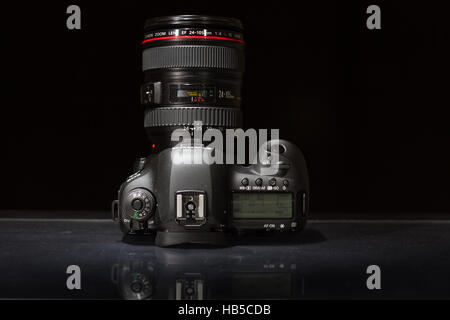Canon 5D Mark IV con fotocamera Canon EF 70-200mm f/2.8L II USM su sfondo scuro Foto Stock
