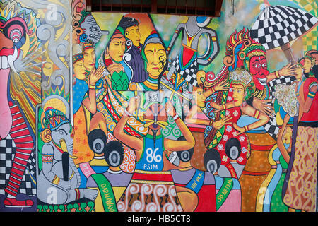 Graffiti sul muro di una casa in un quartiere povero a Yogyakarta. Graffiti in Yogyakarta ha spesso un messaggio politico. Java, Indonesia. Foto Stock