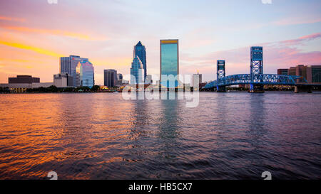 Jacksonville, Florida skyline della città oltre il fiume Saint John fino (edificio loghi sfumata per uso commerciale) Foto Stock