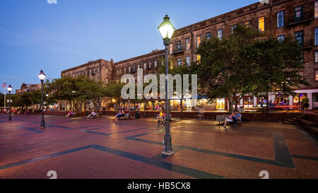 La storica area del litorale di Savannah, Georgia di notte Foto Stock