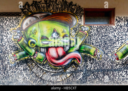 Graffiti in un quartiere povero a Yogyakarta. Graffiti in Yogyakarta ha spesso un messaggio politico. Java, Indonesia. Foto Stock