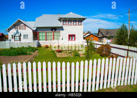 Roamanian tradizionale country house nella luminosa giornata di sole Foto Stock
