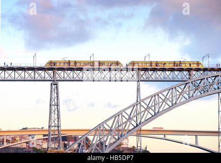 Porto tram sul Dom Luis i bridge. Portogallo Foto Stock