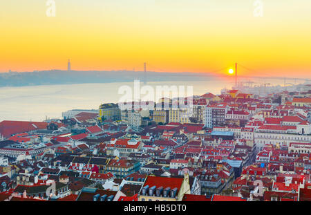 Lisbona vista aerea al tramonto. Portogallo Foto Stock