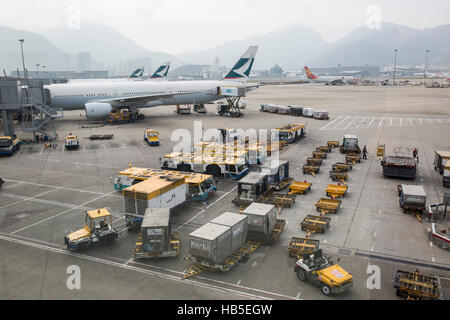 Un aereo è caricata con carico in preparazione per la partenza a Hong Kong International Airport Foto Stock