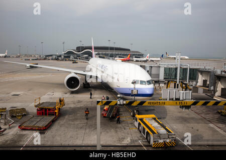 Un aereo è caricata con carico in preparazione per la partenza a Hong Kong International Airport Foto Stock