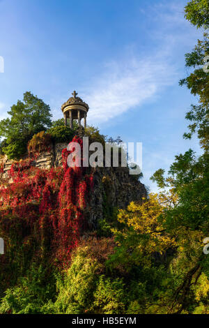 Temple de la Sibylle nel Parc des Buttes Chaumont a Parigi, in Francia, in autunno Foto Stock