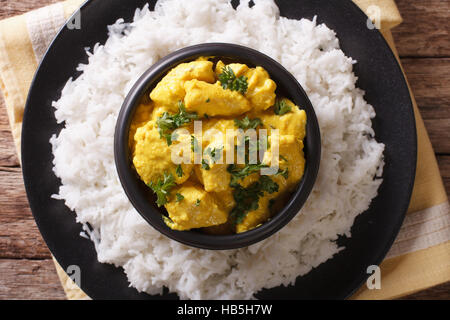 Chicken Korma su un poco speziato salsa cremosa di close-up. Cucina indiana. Vista orizzontale dal di sopra Foto Stock