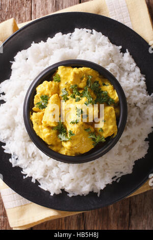 Chicken Korma su un poco speziato salsa cremosa di close-up. Cucina indiana. vista verticale da sopra Foto Stock