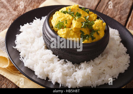 Chicken Korma - pollo su un poco speziato salsa cremosa servito con riso close-up. Posizione orizzontale Foto Stock