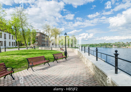 Quay del Fiume Narva molla giornata di sole Foto Stock