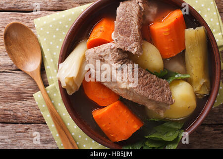 Il francese Pot au Feu closeup zuppa in una ciotola sul tavolo. Vista orizzontale dal di sopra Foto Stock