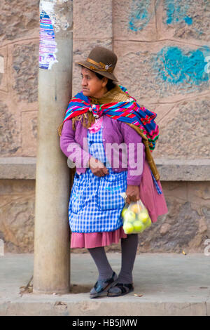 Vecchia donna Aymara in Tupiza con abiti tradizionali, Bolivia Foto Stock