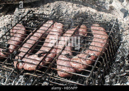 Materie salsicce alla griglia su picnic Foto Stock