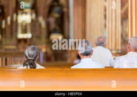 Persone in preghiera nella chiesa di Guatape Foto Stock