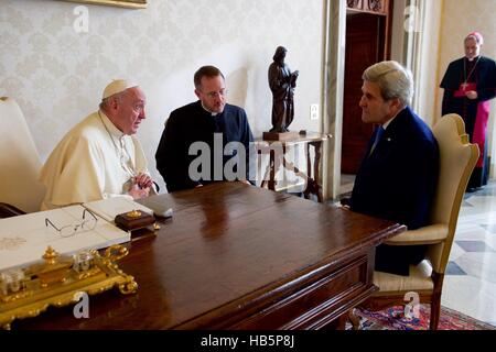 U.S il Segretario di Stato John Kerry incontra Papa Francesco in Vaticano il 2 dicembre 2016 a Roma, Italia. Foto Stock