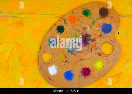 Colori misti di pittura a olio su una tavolozza classica - Pittore della  tavolozza e pennelli Foto stock - Alamy