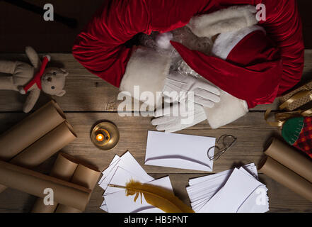 Santa Claus dormire dopo le fatiche del giorno Foto Stock