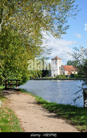 Thames Path - Ritratto vista sul fiume di Bisham chiesa in Berkshire - Luce solare - cielo blu - Riflessioni - alberi a foglia d'estate Foto Stock