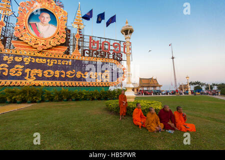 Cambogiano di monaci buddisti seduta sul prato di fronte al palazzo di Phnom Penh Foto Stock