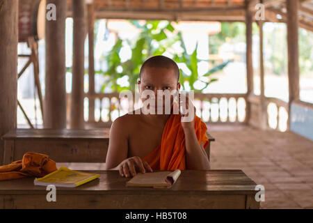 Monaco buddista che studiano in monastero a Phnom Penh Cambogia Foto Stock